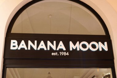 Bordeaux, Aquitaine France - 05 17 2022: Banana Moon logosu: Mayo kadın koleksiyonu mağazasının önündeki cephe duvarında yazı ve marka