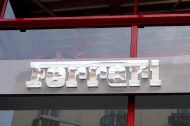 Bordeaux, Aquitaine France - 06 05 2022: Ferrari logosu ve duvar önü mağazasının ön kapısında yazı
