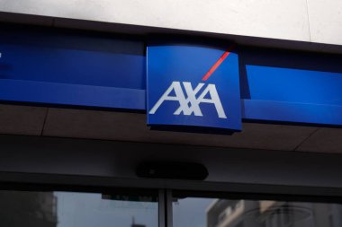 Bordeaux, Aquitaine France - 06 05 2022: axa logo blue brand ve metin işareti ön cephe Fransız çokuluslu sigorta bürosu