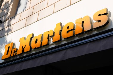 Bordeaux, Aquitaine France - 05 17 2022: İngiliz ayakkabı ve giysi markası metin duvarındaki Dr. Martens logosu