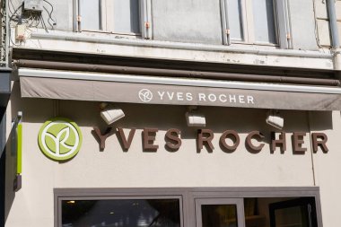 Bordeaux, Aquitaine France - 06 12 2022: Yves Rocher logosu yeşil tabela ve Fransız güzellik ürünleri butiğinin ön duvar ön cephe mağazası