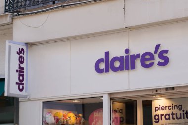 Bordeaux, Aquitaine France - 06 12 2022: Claire 's mağaza tabelası ve marka metin logosu duvar önü perakendecisi aksesuarları ve mücevher dükkanında