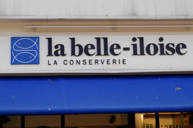 Bordeaux, Aquitaine France - 06 10 2022: La Belle iloise logosu damgası ve Fransa 'dan getirilen konserve balıkların duvar önü tabelası