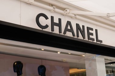 Cannes, paca, Fransa - 06 12 2022: Chanel logosu ve ön cephe mağazası ön cephesi duvarı dış Fransız moda lüks şirketi