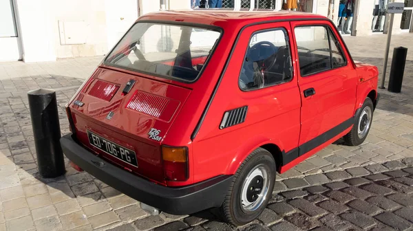 Μπορντό Aquitaine Γαλλία 2022 Fiat 126 Κόκκινο Vintage Μοντέλο Παλιό — Φωτογραφία Αρχείου