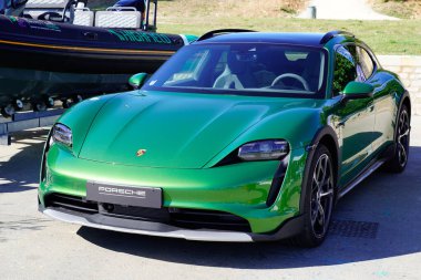 Bordeaux, Aquitaine France - 06 12 2022: Porsche Taycan 4s Sport Turismo ev araba yan görüş caddesinde spor lüks araç