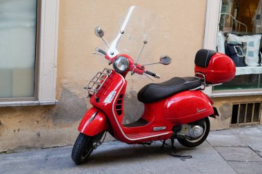 Bordeaux, Aquitaine France - 06 12 2022: Vespa, şehir caddesinde yeni modern antika sahne