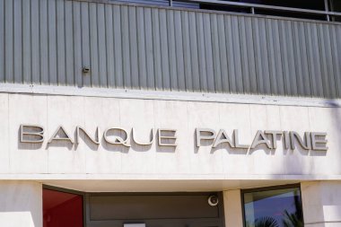 Bordeaux, Aquitaine France - 06: 15 2022: Banque Palatine logo metin ve tabelaları Fransız bankasının ön cephesinde