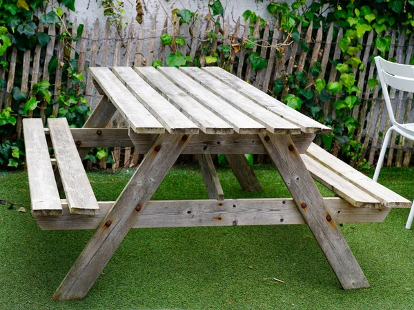户外花园的木制花园木椅桌子 — 图库照片