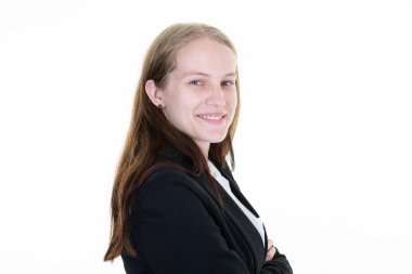 Beyaz arka planda kollarını kavuşturmuş gülümseyen iş kadını.