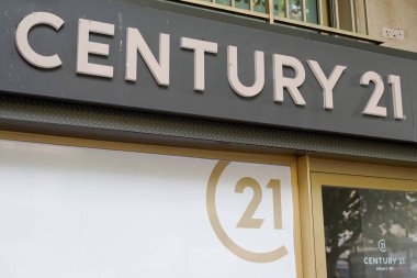 Bordeaux, Aquitaine France - 06 15 2022: Century 21 imzalı metin ve emlak acentesi komisyonculuk bürosu ön cam şirketi logosu