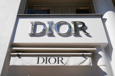 Cannes, paca, France - 06 12 2022: Hristiyan dior marka yazı ve logo duvar önü Fransız üreticisi ve moda giyim endüstrisinin üreticisi