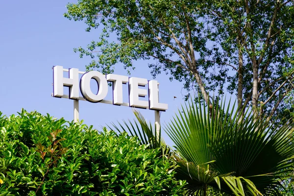 Hotel Znamení Text Modré Obloze Stromem Zelené Palmy Turistické Město — Stock fotografie