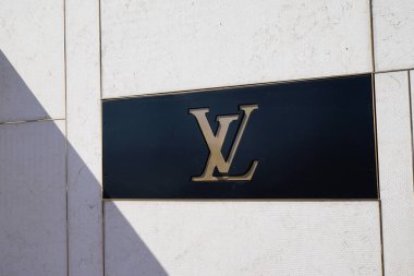 Cannes, Paca, Fransa - 06 12 2022: Louis Vuitton logosu sokak lüks metin mağazası moda mağazası girişi