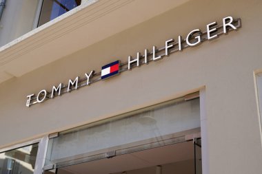 Bordeaux, Aquitaine France - 06 12 2022: Tommy Hilfiger marka ve metin logosu Amerikan giyim şirketinin ön duvar ön cephesi moda butiği