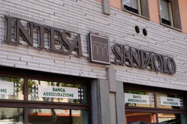 Milan, İtalya - 06: 15 2022: Intesa SanPaolo banka logosu ve Torino İtalya 'dan metin imzası