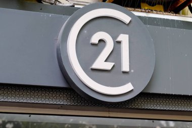 Bordeaux, Aquitaine France - 06 15 2022: Century 21 US logo imzaladı ve Fransa 'daki emlak mağazası broker ofis ajansı cephesine mesaj attı