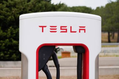 Bordeaux, Aquitaine France - 06 12 2022: Tesla logosu ve süperşarj istasyonunda bulunan elektrikli araba şarjı