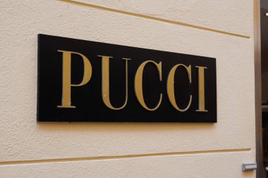 Cannes, paca France - 06: 15 2022: Emilio Pucci mağaza logosu St Tropez 'deki Fransız marka giyim mağazası ön cephesi