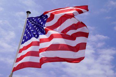 Amerika bayrağı, mavi mavi mavi, mavi gökyüzü ve rüzgarın üzerinde.