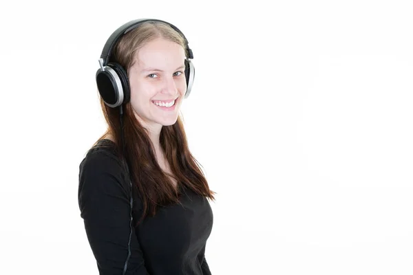 Ung Vacker Kvinna Lyssnar Popmusik Hörlurar Vit Bakgrund Med Copyspace — Stockfoto