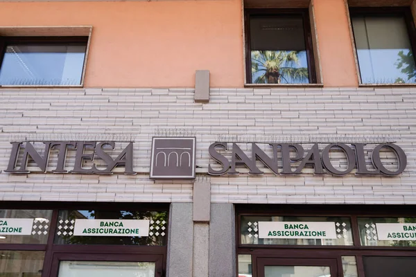 ミラノ イタリア 6月15 2022 Intesa Sanpaoloテキスト署名とロゴブランド銀行支店ヨーロッパ最大の銀行の1つ — ストック写真