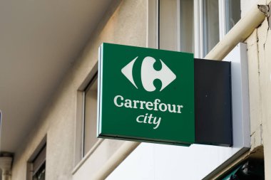 Bordeaux, Aquitaine France - 06 10 2022: Carrefour City markası logosu ve metin levhası kasaba duvarları mağazasının girişi süpermarket