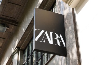 Bordeaux, Aquitaine France - 06 12 2022: zara logosu duvar cephesi ve İspanyol giyim mağazasının marka metnini depolama