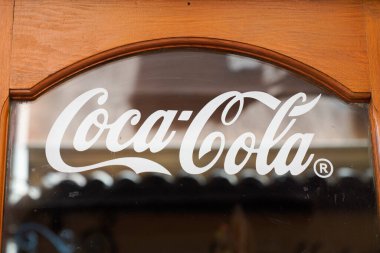 Bordeaux, Aquitaine France - 06 10 2022: Coca Cola tabelası logosu ve kahve dükkanının vitrinlerinde bulunan klasik hafif içecek barının marka metni