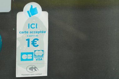 Bordeaux, Aquitaine France - 06 15 2022: CB ana kart erişimi olmayan ödeme işareti logosu ve gösterilen kredi kartlarının metin markası