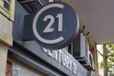 Bordeaux, Aquitaine France - 06 15 2022: Century 21 imzalı emlak bürosu emlak mağazası simsarı, ajans ön cephe şirketi mağazası üzerine metin