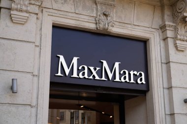 Bordeaux, Aquitaine France - 06 25 2022: Maksimum Mara logosu ve Wall Fronade mağazası moda sokağı tabelası