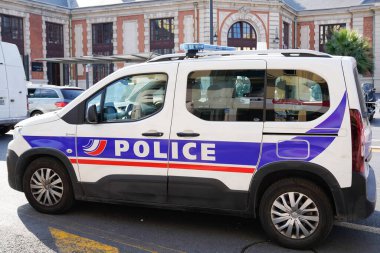 Bordeaux, Aquitaine France - 06 25 2022: Çıkartmalı polis belediyesi fransızı Van Peugeot ortağı guau 'nun imzalı metni