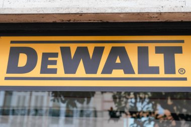 Güzel, Paca France - 06 15 2022: DeWalt logo markası ve metin levhası elektrik kablosuz tornavida matkap kutusu