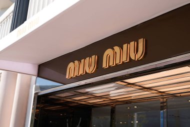 Cannes, paca France - 06: 15 2022: miu miu marka logo ve metin, Prada Moda Evi 'nden yüksek moda kadın giyim ve aksesuar markası.