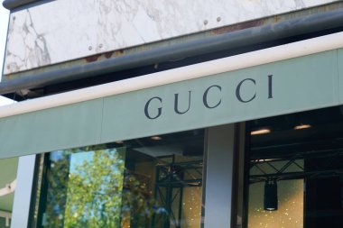 Cannes, paca France - 06: 15 2022: Mağaza girişindeki Gucci tabelası, İtalyan moda ve deri ürünleri markası.