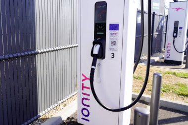 Güzel, paca France - 06 15 2022: iyonluk elektrikli araba şarj istasyonu logosu ve metin imzalı modern kavram aracı EV