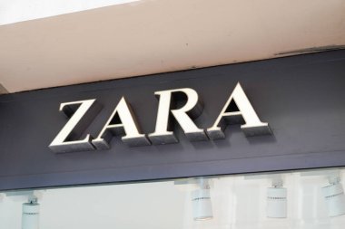Bordeaux, Aquitaine France - 06 25 2022: zara logosu ve tabela Wall Fronade mağazası moda sokağı