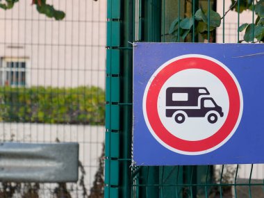 panel yol yok karavan eğlence aracı karavan sembolü yasaktır karavanlar ve kamp arabaları kırmızı yuvarlak yasak işareti