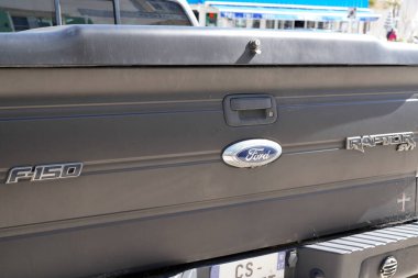 Bordeaux, Aquitaine France - 06 25 2022: Ford Raptor kamyonet SUv-150 svt 4x4 kamyonet arka logosu ve metin işareti