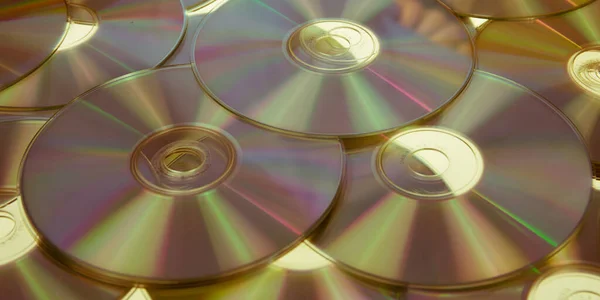 黄金のコンパクトディスクバックグラウンドゴールドディスクCdrom CdまたはDvdブルーレイ — ストック写真