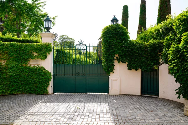 Oude Grote Metalen Poort Klassieke Ingang Van Residentieel Huis Stalen — Stockfoto