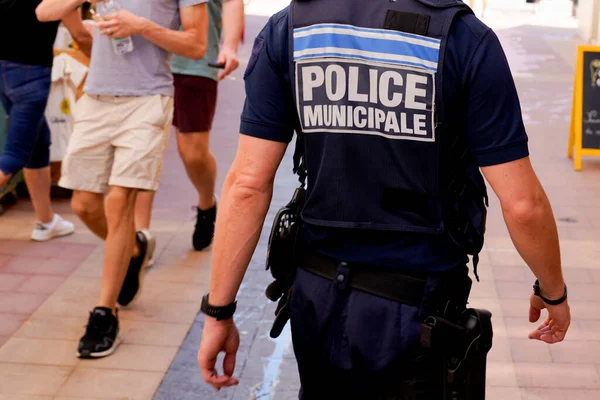 法国阿基坦 波尔多 2022年6月25日 法国地方警察在城市街道巡逻时穿着印有警察标识的警察衬衫 — 图库照片