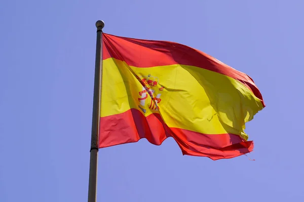 Испанский Флаг Плавают Над Голубым Небом Коврике Ветром — стоковое фото