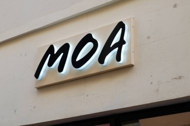 Bordeaux, Aquitaine France - 06 25 2022: Moa logo markası ve tabela Wall Fronade Moda Şehri 'ndeki moda mağazasında