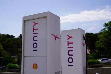 Güzel, paca France - 06: 15 2022: IONITY logosu ve Yüksek-Güç Birimleri 'nin arabasının elektrik, ev Illustrative Editorial Content