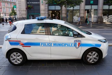 Bordeaux, Aquitaine France - 06 25 2022: Renault Zoe ev Electric Carr üzerine polis belediye metni, işaret amblemi olan Fransız Belediyesi polis aracı anlamına geliyor