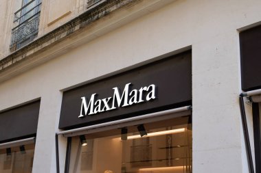 Bordeaux, Aquitaine France - 06 25 2022: Max Mara marka logo mağazası ve kadın kıyafetleri ve aksesuar mağazası