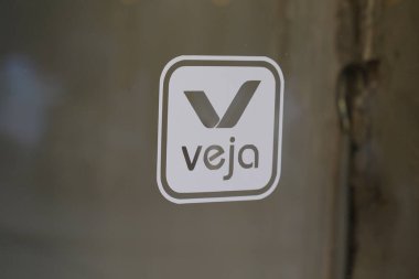 Bordeaux, Aquitaine France - 07 01 2022: Veja butik marka logo ve ön cephe moda mağazasının ön kapısında metin imzalama