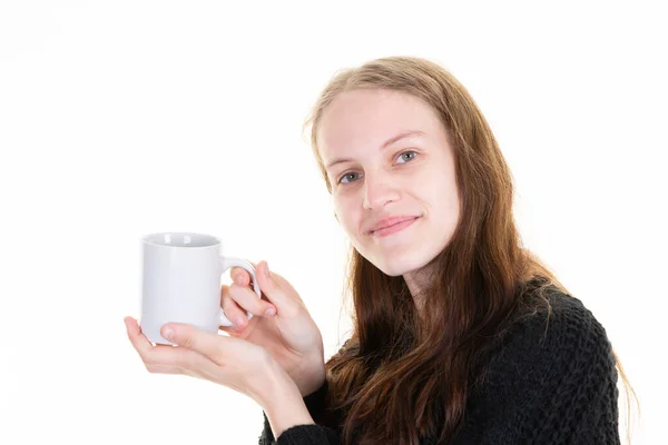 Mujer Presentando Sin Marca Vacía Taza Bebida Caliente Blanca — Foto de Stock